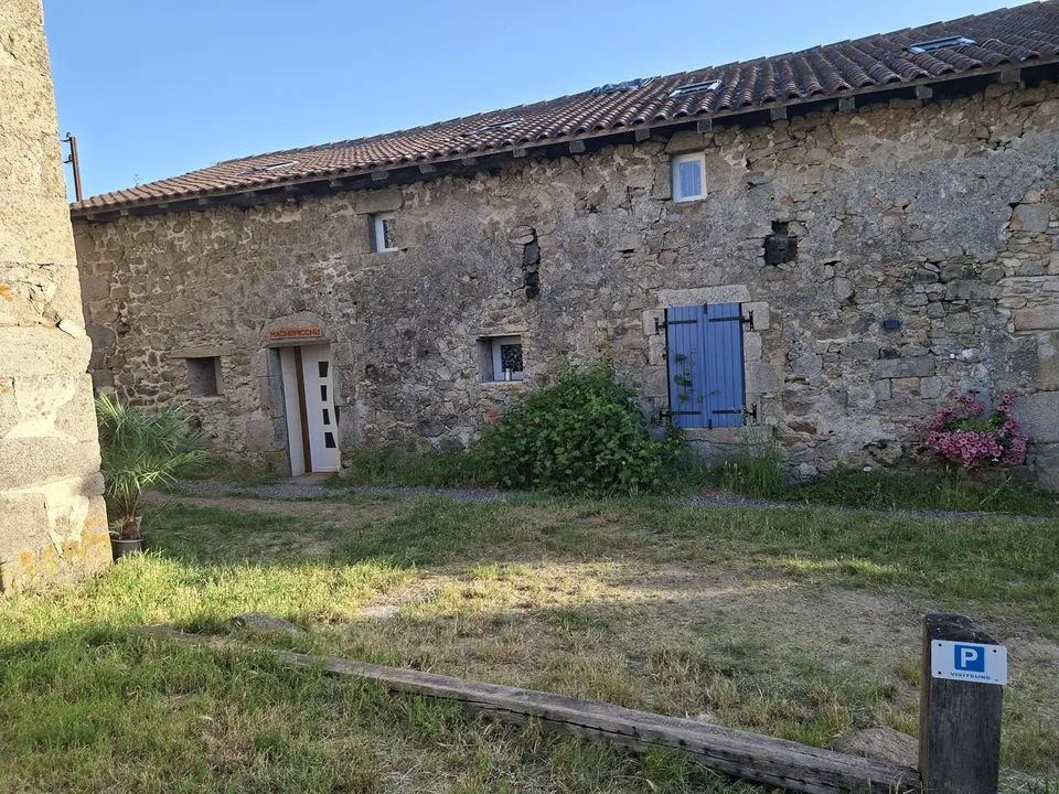 La façade en pierre des gîtes