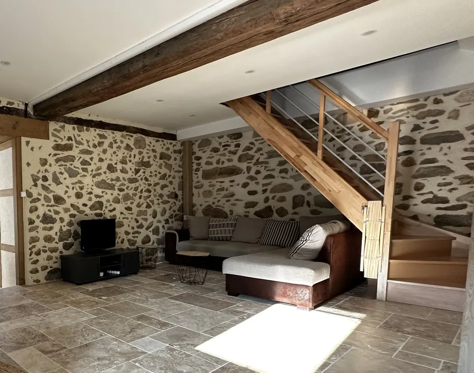 Das Wohnzimmer von Machupicchu mit Steinwand und Treppe