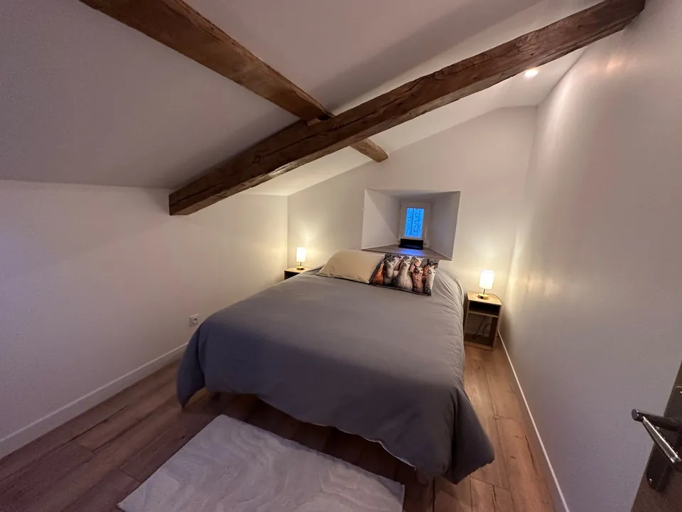Une chambre de Titicaca au grand lit, sous les poutres