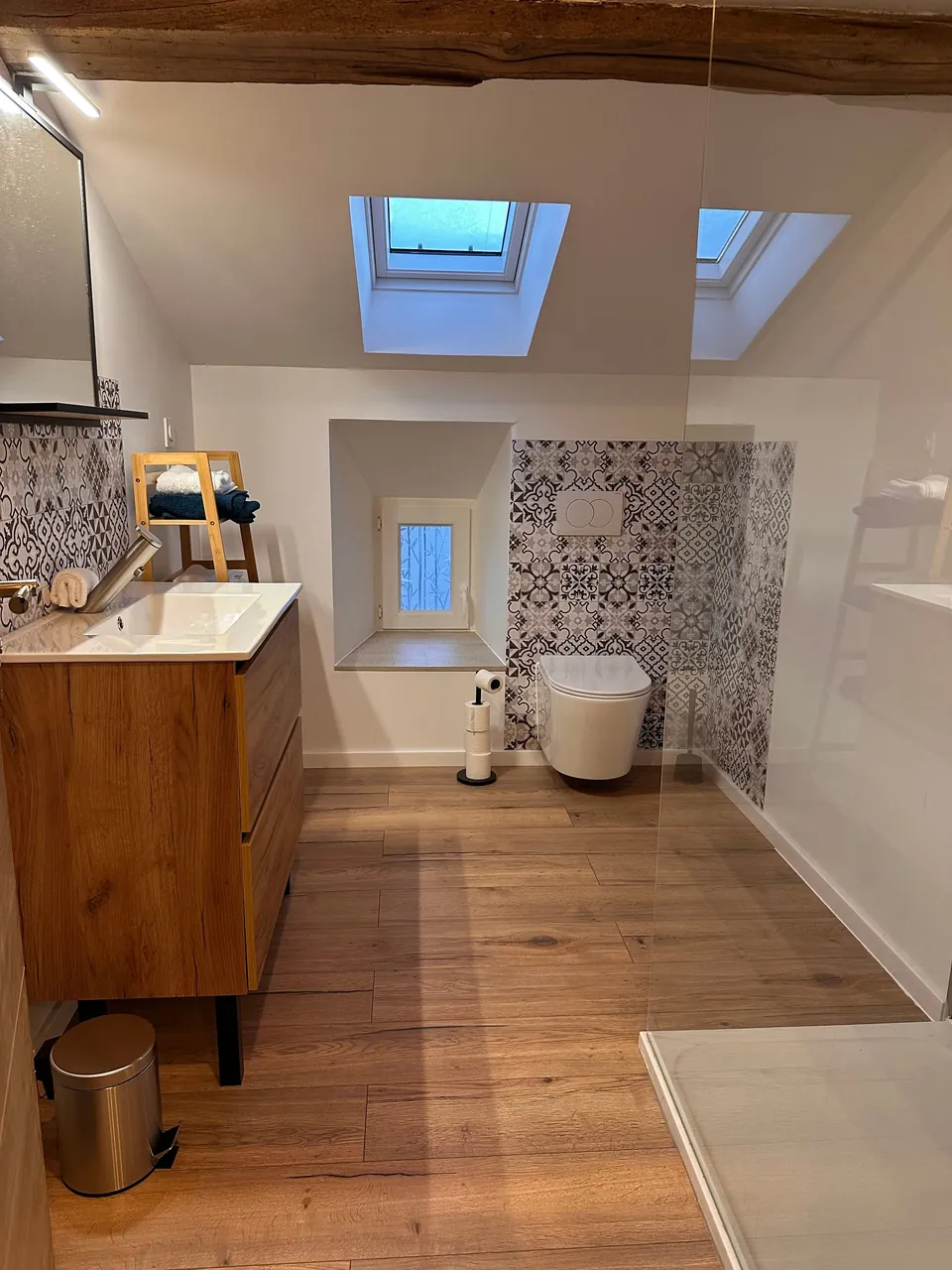Une salle d'eau de Titicaca, sous les velux