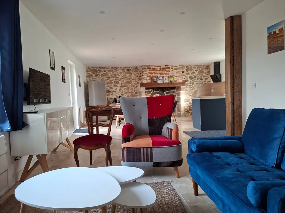 Le salon de Titicaca, canapé bleu et télévision
